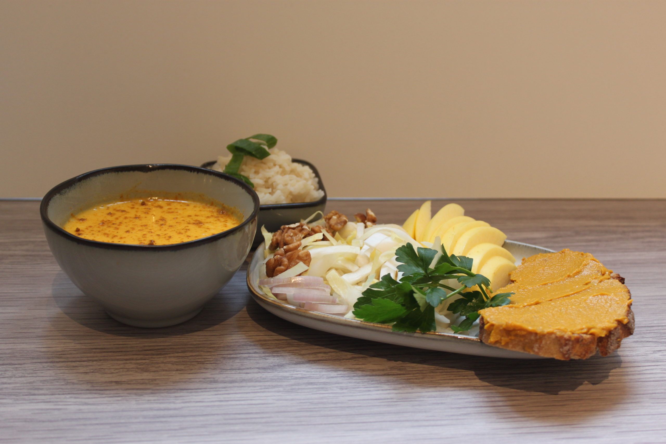 Soupe épicée, endives croquante et tartine aux carottes