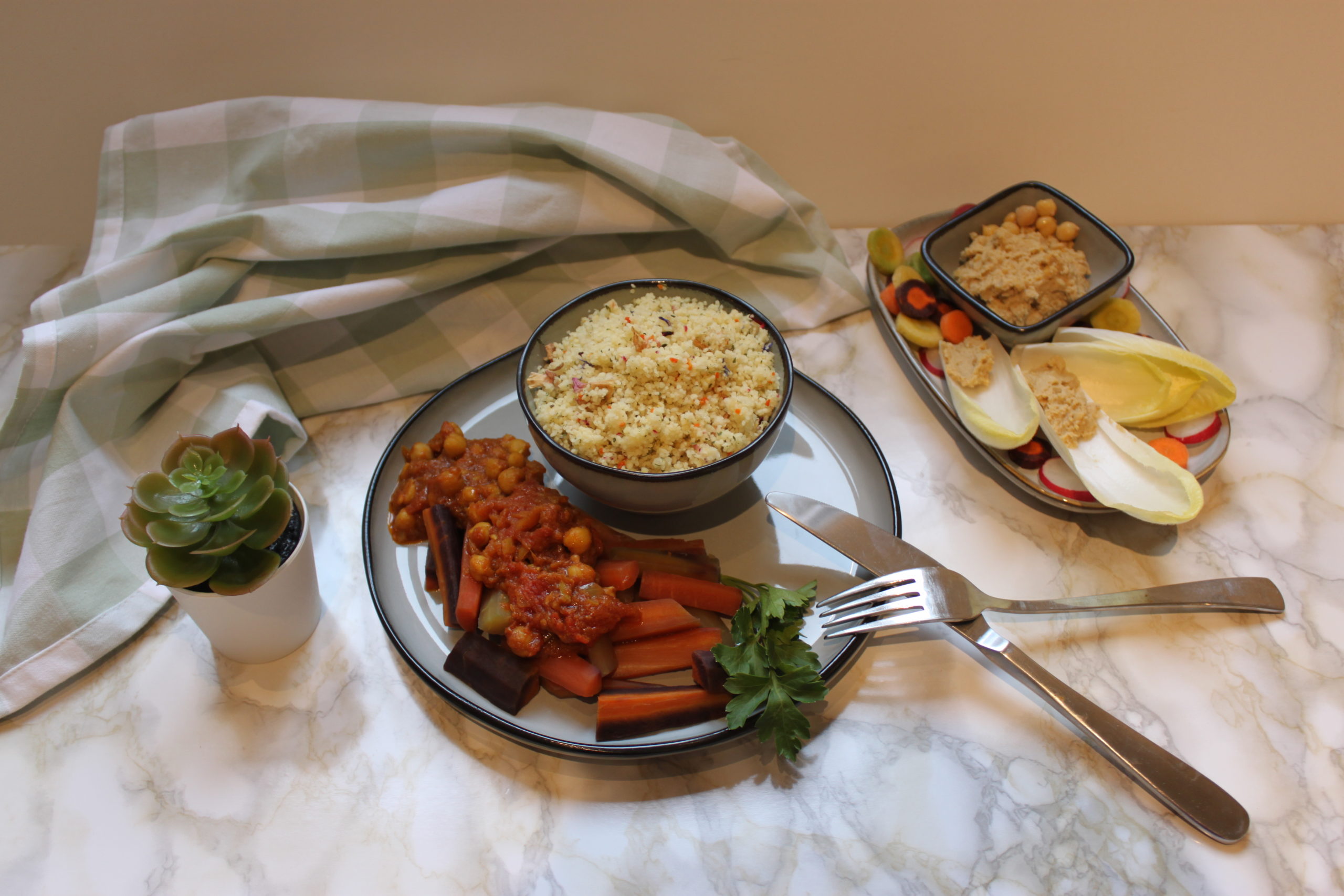 Couscous fleuri de carottes anciennes et houmous